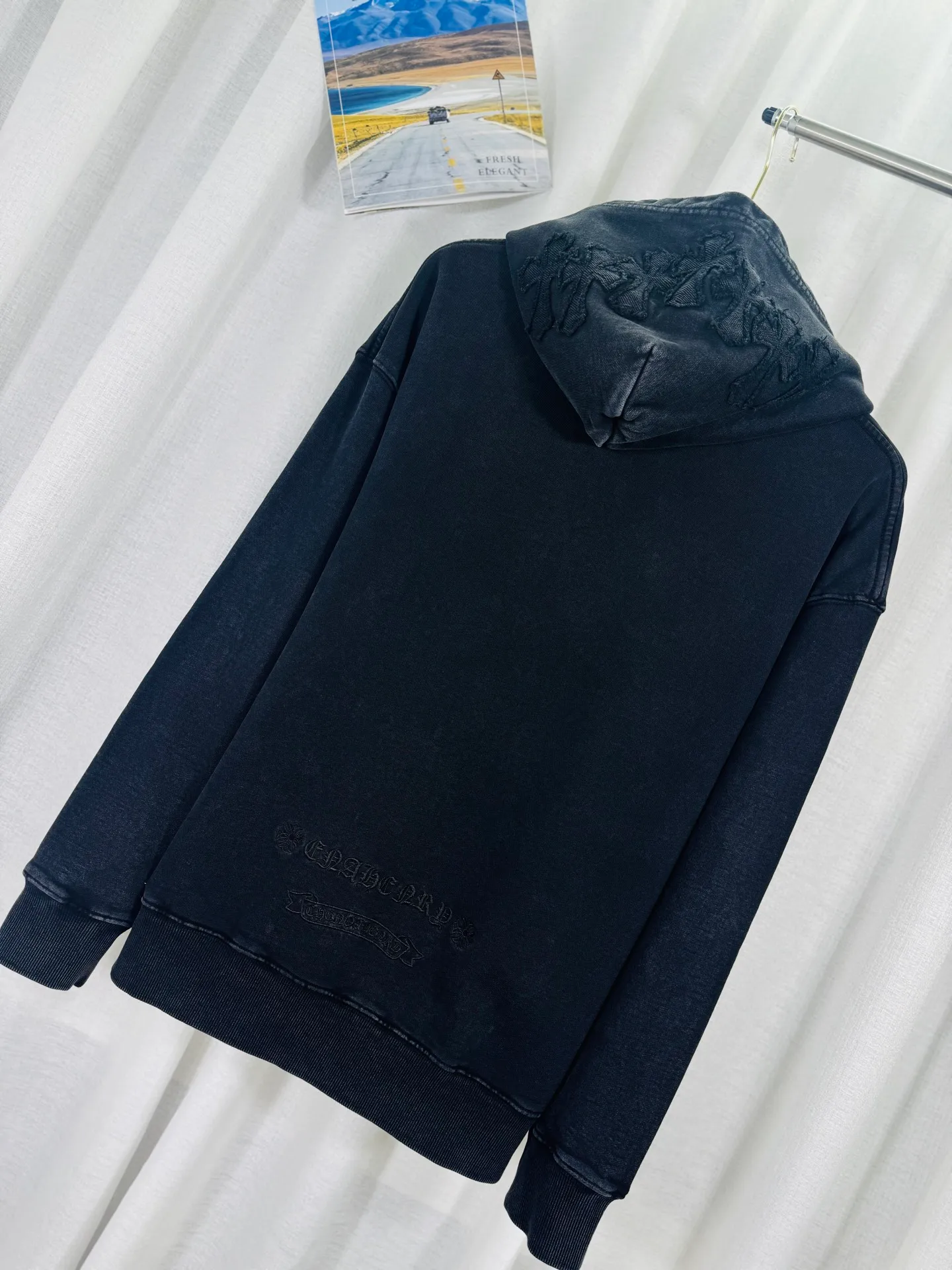 P310 top version, real shot without P, ​​different from market currency) 𝗖𝗵𝗿𝗼𝗺𝗲 𝗛𝗲𝗮𝗿𝘁𝘀/Cro Heart 2025 washed and burned flower patch embroidered autumn and winter new original single counter American style 3D three-dimensional couple casual hooded sweatshirt 👑The highest version! Customized fabric 480g tripe terry fabric! American acid-washed and distressed original fabric, laser burning + patch embroidery, exquisite embroidery of letters! The best-selling model in the counter, very comfortable to wear. Accessories: original molded and authenticated collar label➕100% silk wash label. Genuine purchase-grade original hangtag➕matching hanging rope➕3D hanging beads➕original packaging bag. Craftsmanship: The original version has consistent wiring! The highest version of the armhole matching technique! Color: Black Red Size: S M L XL Style No.: 9331